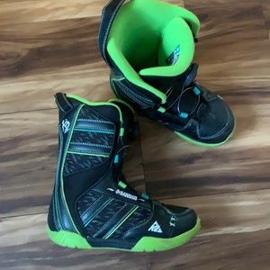 Boys snowboarding boots K2 size 3 - comfortable boots and will keep feet warm